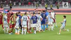 Seorang penyusup berlari ke tengah lapangan setelah laga FIFA Matchday antara Timnas Indonesia Vs Timnas Argentina di Stadion Utama Gelora Bung Karno (SUGBK), Senayan, Jakarta, Senin (19/6/2023). (Bola.com/Muhammad Iqbal Ichsan)