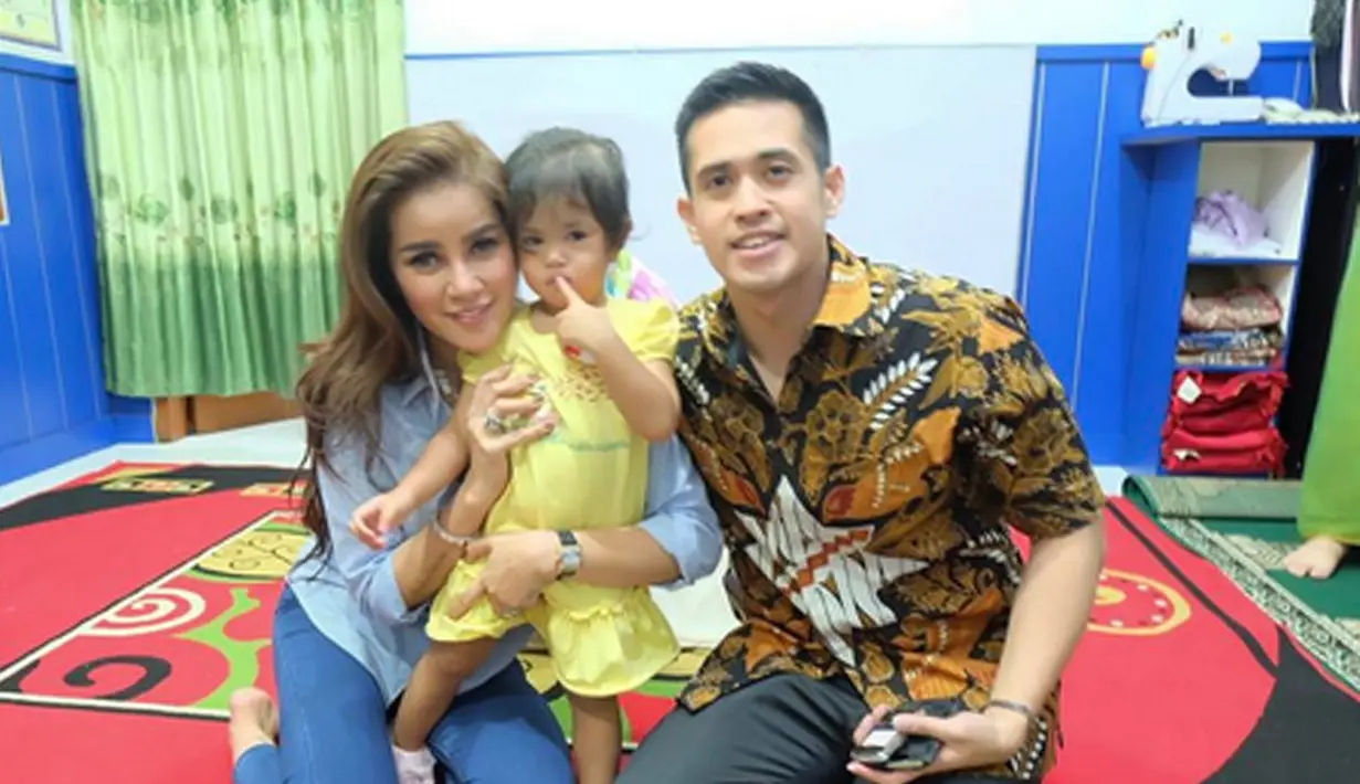 Di akhir pekan, Olla kerap mengajak buah hatinya untuk mendatangi mall. Senang mendandani anak perempuannya, Aleena Naira Hana Hutapea, Olla sering menyamakan gaya Aleena seperti dirinya. (Instagram/ollaramlanaufar)