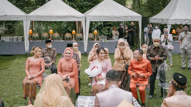 6 Potret Lamaran Syifa Adik Ayu Ting Ting, Digelar di Resort Mewah