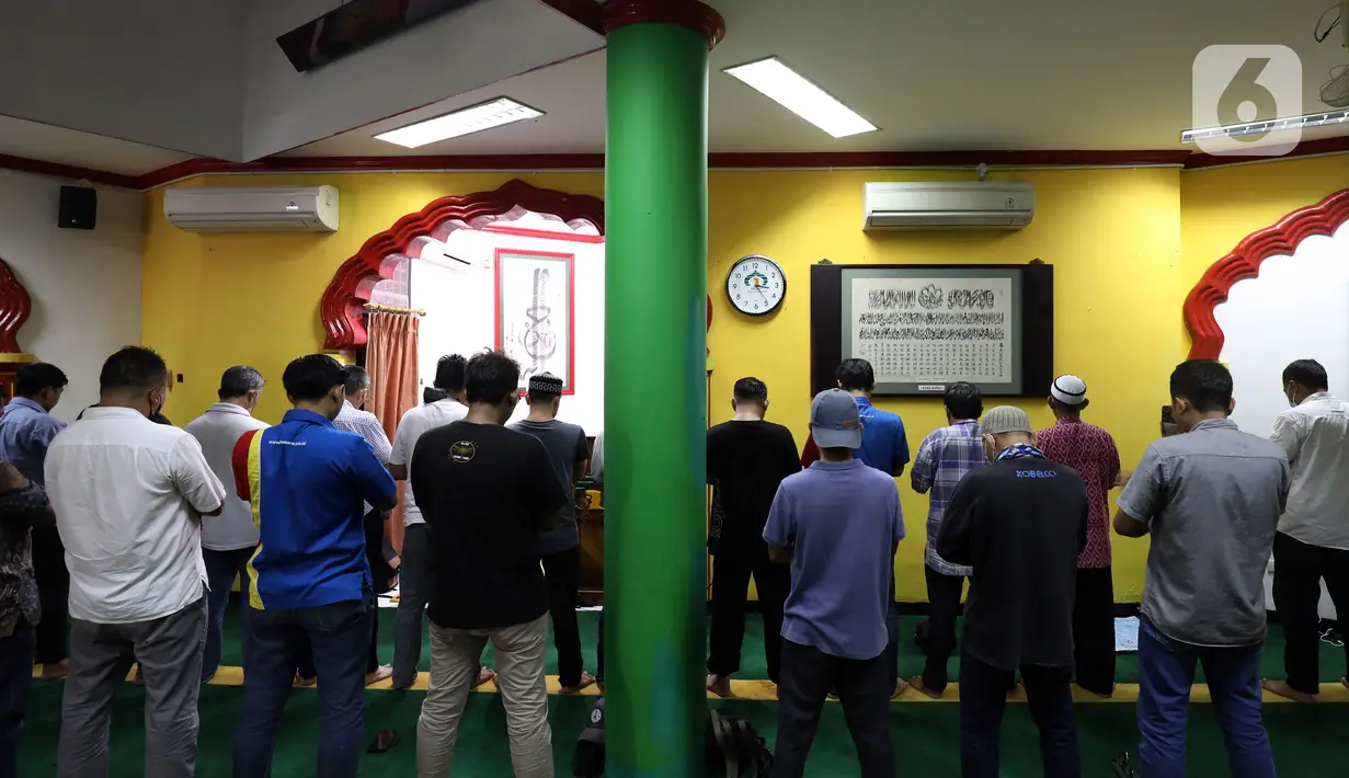 Umat muslim saat melakukan Sholat di masjid Lautze, kawasan Sawah Besar, Jakarta Pusat, Rabu (20/4/2022). Masjid Lautze berupa bangunan ruko dengan arsitektur etnis Tionghoa pertama yang ada di Jakarta yang dibangun oleh Haji Karim Oei pada tahun 1991. (Liputan6.com/Johan Tallo)