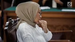 Ekspresi terdakwa kasus dugaan penyebaran berita bohong atau hoaks Ratna Sarumpaet saat menunggu sidang putusan di Pengadilan Negeri Jakarta Selatan, Kamis (11/7/2019). Ratna Sarumpaet sebelumnya dituntut jaksa penuntut umum dengan pidana enam tahun penjara. (Liputan6.com/Faizal Fanani)