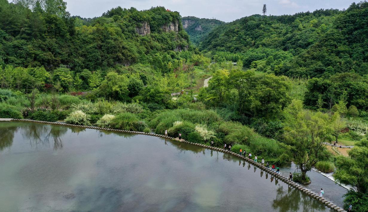 FOTO Menikmati Keindahan Alam  Objek  Wisata  Tianhetan 