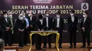 Ketua KPU 2022 - 2027 Hasyim Asy'ari saat menandatangani berita acara serah terima jabatan Komisioner KPU di Gedung KPU, Jakarta, Selasa (12/4/2022). Presiden Joko Widodo hari ini resmi melantik ketujuh komisioner KPU untuk bertugas dalam periode 2022-2027. (Liputan6.com/Johan Tallo)