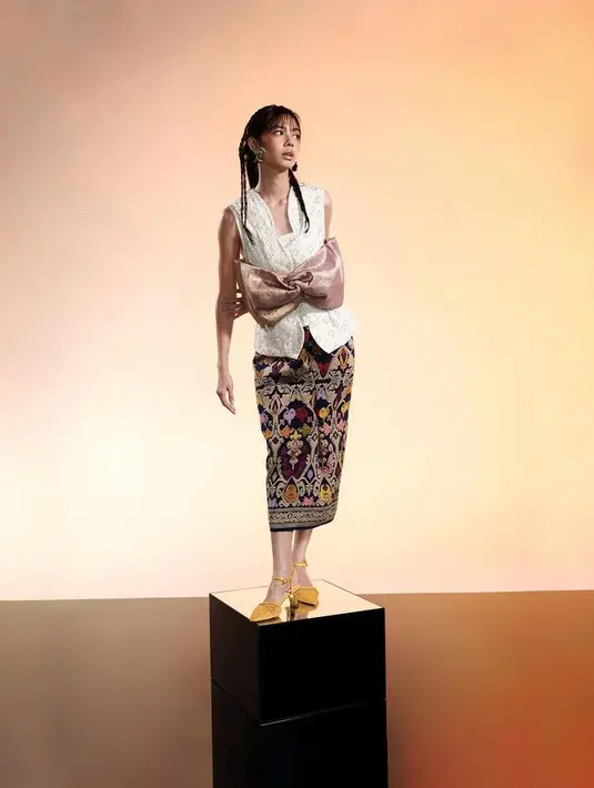 Motif bunga juga bisa tampil etnik seperti Yuki Kato. Dengan memasangkannya memakai kebaya tanpa lengan. [Foto: Instagram @yukikt]