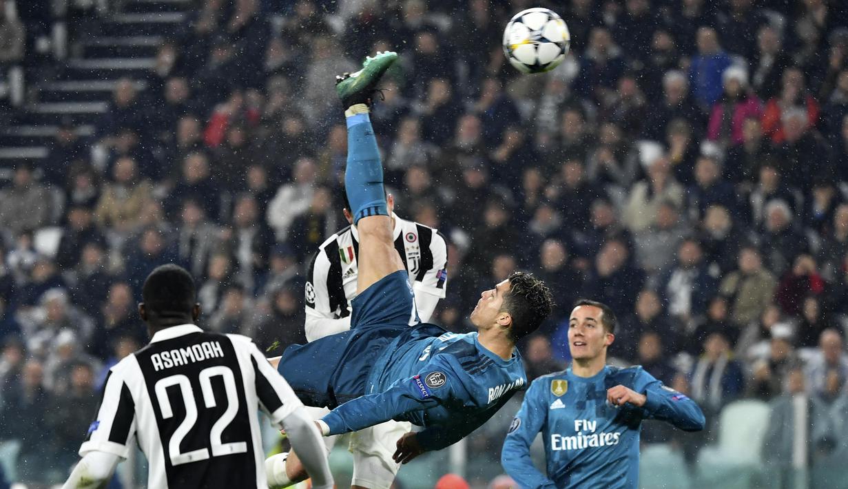 Striker Real Madrid, Cristiano Ronaldo, melakukan tendangan salto saat mencetak gol ke gawang Juventus pada laga Liga Champions di Stadion Allianz, Selasa (3/4/2018). Juventus takluk 0-3 dari Real Madrid. (AFP/Alberto Pizzoli)