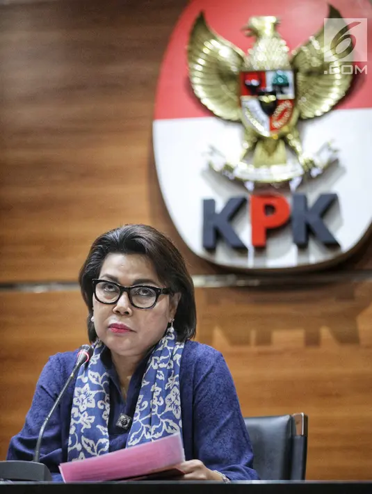 Wakil Ketua KPK Basaria Pandjaitan memberikan keterangan pers terkait operasi tangkap tangan (OTT) Bupati Lampung Selatan Zainudin Hasan di Gedung KPK, Jumat (27/7). KPK menetapkan 4 tersangka GR, ZH (Zainuddin), ABN dan AA. (Liputan6.com/Faizal Fanani)