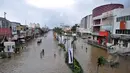 Curah hujan yang tinggi menyebabkan kawasan Kelapa Gading dilanda banjir. Menurut Kadin DKI Jakarta, kerugian akibat banjir di Jakarta mencapai Rp 1,5 triliun tiap harinya, Selasa (10/2/2015).(Liputan6.com/Faizal Fanani)
