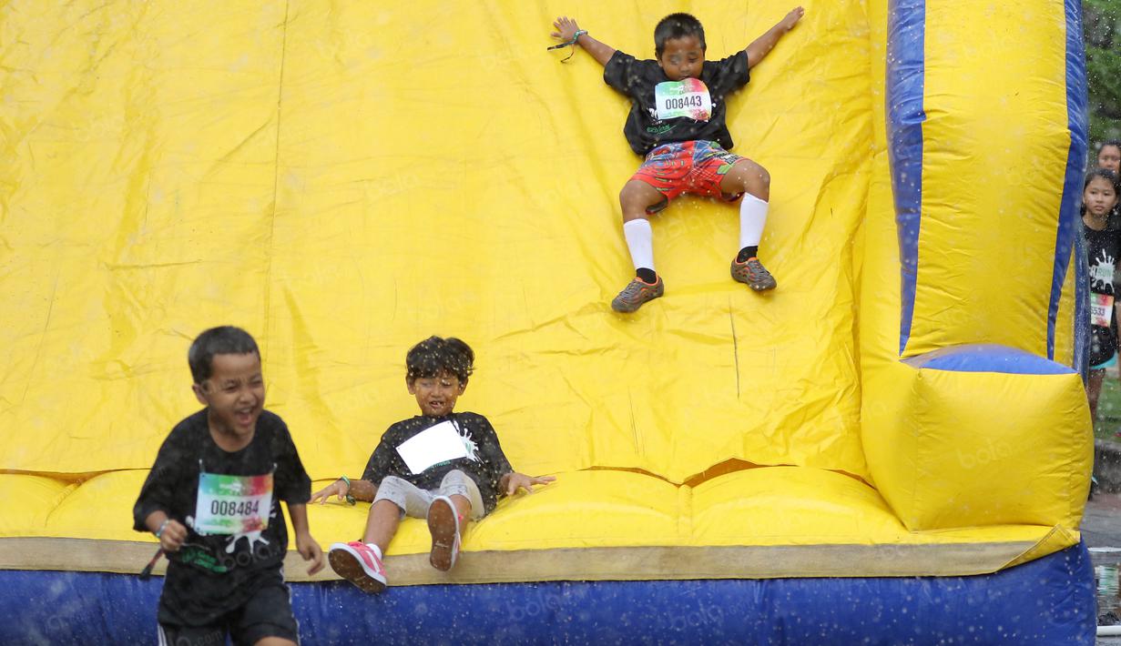Peserta cilik tengah beraksi melewati rintangan air dan memanjat tebing balon pada ajang Splash Run di Pantai Carnaval, Ancol, Sabtu (30/7/2016). (Bola.com/Nicklas Hanoatubun)
