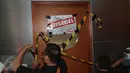 Karyawan PT JICT menyegel ruangan direksi di Gedung JICT Tanjung Priok, Jakarta, Kamis (6/4). Penyegelan sebagai bentuk protes atas perpanjangan kontrak PT Pelindo II dan PT Hutchinson yang memberikan kerugian bagi buruh JICT (Liputan6.com/Gempur M Surya)