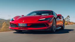 Ferrari 296 GTB merupakan adik dari Ferrari SF90. Mobil asal pabrikan berlogo kuda jingkrak ini menggunakan mesin berkapasitas 3.000cc V6 yang dipadukan dengan plug-in hybrid. 296 GTB memiliki tenaga total hingga 819 Hp. Akselerasi 0-97 km/h dapat diraih hanya dalam waktu 2,9 detik. (Source: topgear.com)