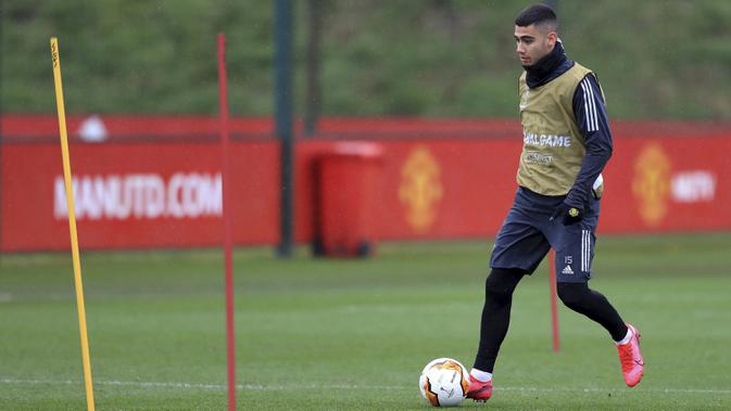 Gelandang Manchester United, Andreas Pereira menggiring bola selama sesi latihan tim di Manchester, Inggris, Rabu (19/2/2020). MU akan bertanding melawan wakil Belgia, Club Brugge pada leg pertama babak 32 besar Liga Europa di Jan Breydel Stadion. (Simon Cooper/PA via AP)