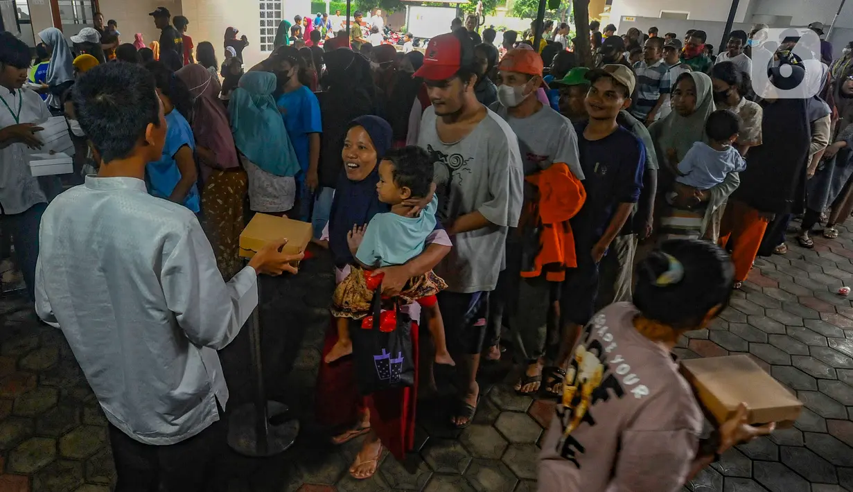 Setiap harinya selama bulan Ramadan, Masjid Wihdatul Ummah menyediakan lebih dari 500 paket makanan untuk berbuka puasa. (merdeka.com/Arie Basuki)