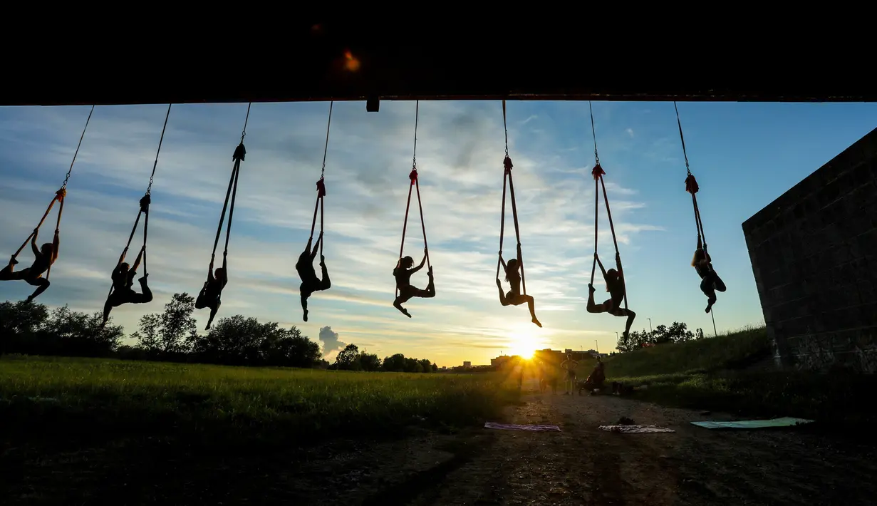 Anggota Teater Sirkus Triko menampilkan tarian hammock di udara dengan menggantung dari Jembatan Mladost di atas Sungai Sava, Zagreb, Kroasia, 11 Juni 2020. (Xinhua/Pixsell/Borna Filic)