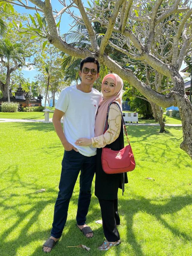 7 Potret Liburan Meggy Wulandari dari Suami di Bali, Tampil Mesra