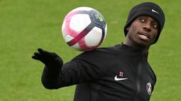 1. Timothy Weah - Pindah ke Prancis dari Amerika Serikat pada tahun 2014, putra dari George Weah ini memilih bergabung dengan Paris Saint Germain. Gagal mendapatkan tempat pemuda 19 tahun ini awal musim lalu memutuskan untuk hijrah ke Lille. (AFP/Franck Fife)