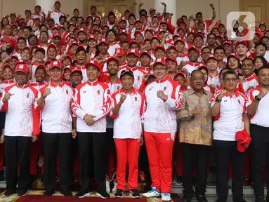Presiden Joko Widodo atau Jokowi berfoto bersama dengan Kontingen Indonesia untuk SEA Games 2019 Filipina di Istana Bogor, Jawa Barat, Rabu (27/11/2019). Sebanyak 841 atlet Indonesia akan bertanding pada SEA Games Filipina di 51 cabang olahraga. (Liputan6.com/Angga Yuniar)