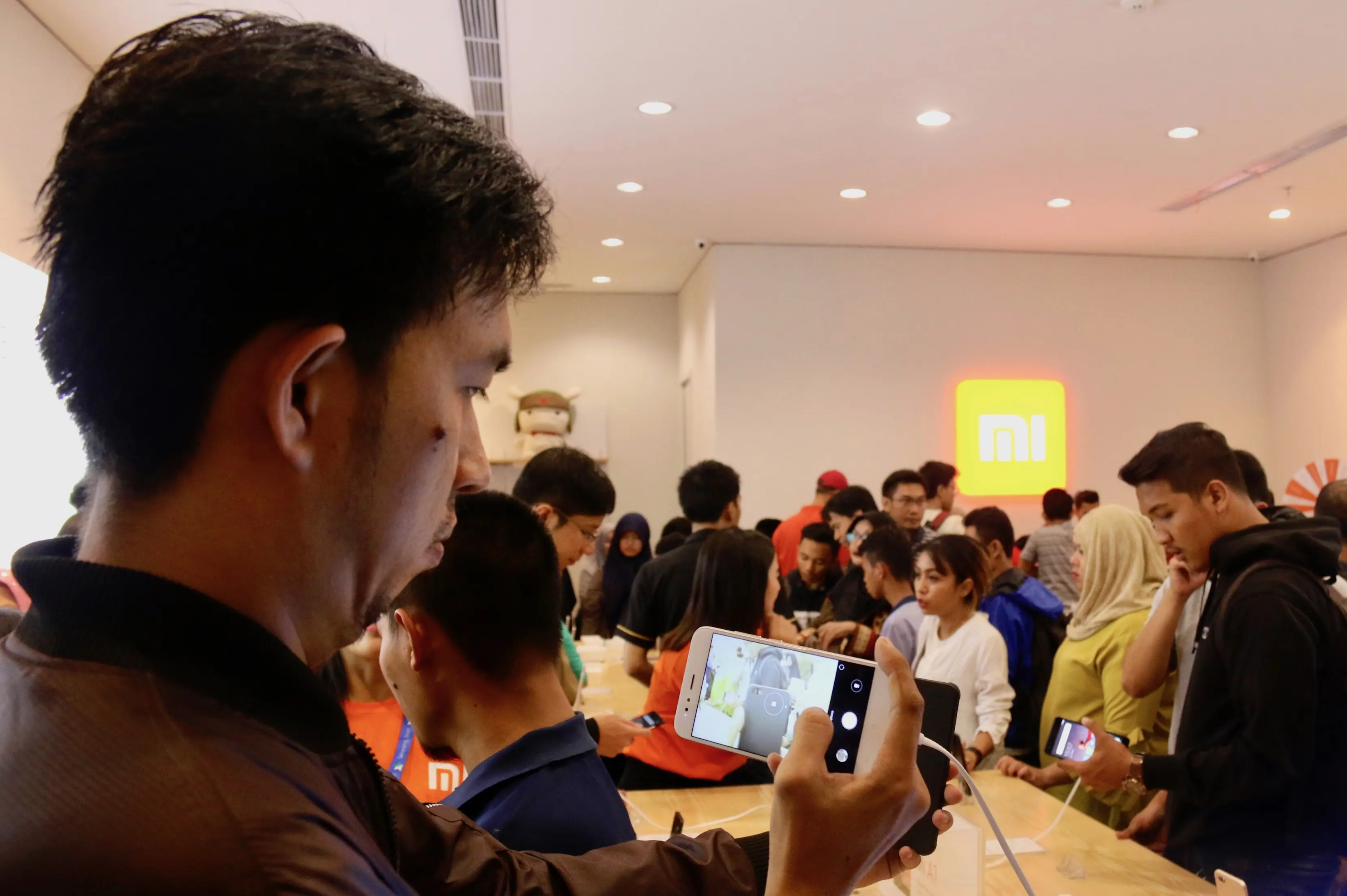 Pengunjung mencoba berbagai macam produk di Authorized Mi Store Summarecon Mall Bekasi (Foto: Dokumentasi Xiaomi)