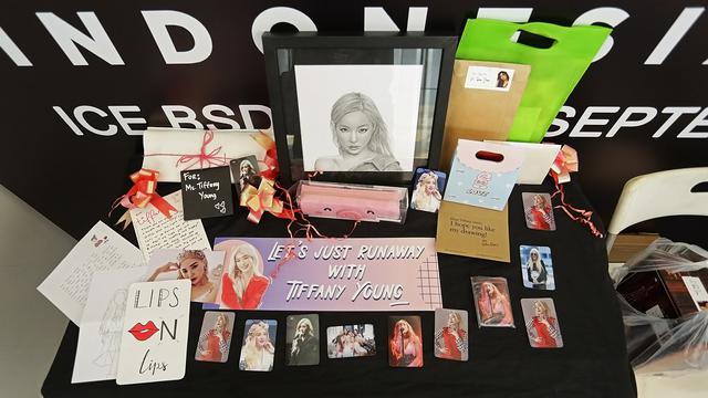Hadiah dari Young One untuk Tiffany Young di SKF Indoneia 2019 (Bambang E. Ros)