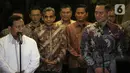 Ketua Umum Partai Gerindra Prabowo Subianto bersama Ketua Umum Partai Demokrat Agus Harimurti Yudhoyono  memberikan keterangan usai pertemuan di Kertanegara, Jakarta, Jumat (24/6/2022). Dalam pertemuan itu, AHY mengaku saling bertukar pandangan dengan Prabowo seperti, pandemi Covid-19 dan isu kebangsaan. (Liputan6.com/Faizal Fanani)
