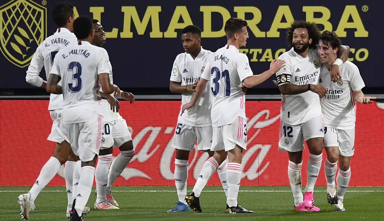 Pemain Real Madrid Alvaro Odriozola (kanan) merayakan bersama rekan setimnya setelah mencetak gol ke gawang Cadiz pada pertandingan La Liga Spanyol di Stadion Ramon Carranza, Cadiz, Spanyol, Rabu (21/4/2021). Real Madrid menang 3-0. (AP Photo/Jose Breton)