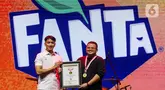 Senior Manager Museum Rekor Indonesia (MURI), Triyono (kiri) menyerahkan piagam ke Frontline Brand Manager The Coca-Cola Company Muhammad Maulana Soesetyo saat acara KapanLagi Pensi Bareng Fanta 2025 di Gelanggang Olahraga (GOR) atau Gelanggang Mahasiswa Soemantri Brodjonegoro, Jakarta, Sabtu (28/6/2025). (Liputan6.com/Herman Zakharia)