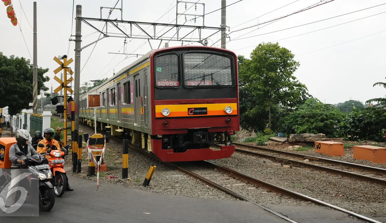 Rangkaian kereta commuter line saat melintas di perlintasan dekat Stasiun Pasar Minggu, Jakarta, Selasa (29/12/2015). Pada 31 Desember 2015 hingga 1 Januari 2016, KRL Commuter Line akan beroperasi selama 24 jam. (Liputan6.com/Helmi Fithriansyah)