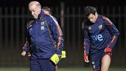 Gelandang Spanyol Cesc Fabregas (kanan) dan pelatih Vicente Del Bosque (kiri) di sesi latihan tim yang digelar di North West University Sports Village, Pochefstroom, 4 Juli 2010. AFP PHOTO / LLUIS GENE 