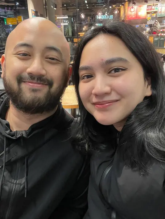 Sedang berada di Belanda, Rachel Amanda dan Narawastu yang terbilang sebagai pasangan muda karena baru saja menikah tahun lalu ini terlihat tampil mesra saat bersama. Memakai outfit dengan warna senada, pasangan ini disebut tampil kompak dan serasi. (Liputan6.com/IG/@auroramanda95)