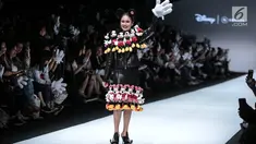 Artis Sandra Dewi memperagakan busana kolaborasi antara Disney dan Matahari pada Jakarta Fashion Week 2019 di Senayan City, Selasa (23/10). Dalam penampilannya, Sandra Dewi mengenakan busana dengan ornamen boneka Mickey Mouse. (Liputan6.com/Faizal Fanani)