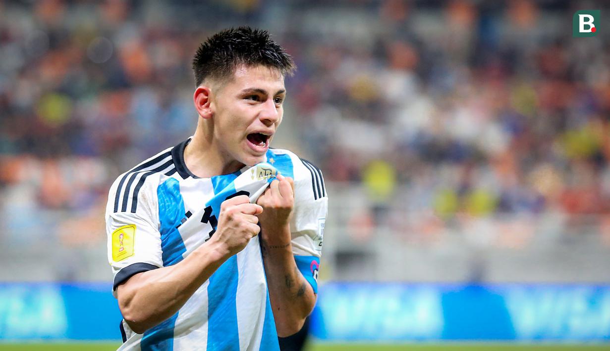 <p>Selebrasi pemain Timnas Argentina U-17, Claudio Echeverri, setelah mencetak gol ke gawang Brasil U-17 dalam pertandingan perempat final Piala Dunia U-17 2023 yang berlangsung di Jakarta International Stadium, Jumat (24/11/2023). (Bola.com/Bagaskara Lazuardi)</p>