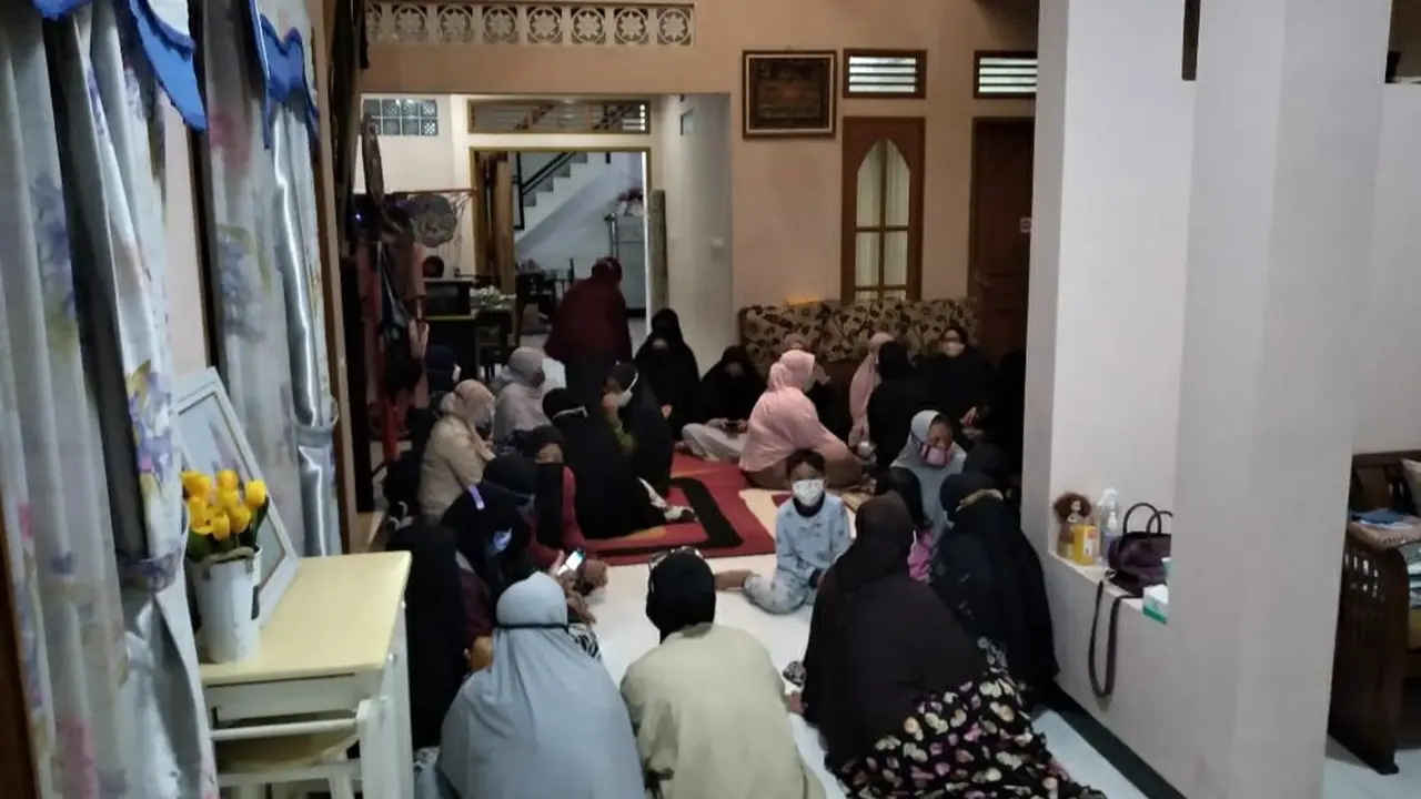 Kediaman Pilot Sriwijaya Air, Kapten Afwan, di Perum Bumi Cibinong Endah Blok A3 No 10, Cibinong, Bogor ramai didatangi tamu.