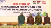 Ketua KPU Arief Budiman (dua kiri) foto bersama Komisioner KPU Ilham Saputra (kiri), Hasyim Asyari (dua kanan), Pramono Ubaid (kanan) saat uji publik rancangan peraturan KPU terkait Pemilu 2019, Jakarta, Kamis (5/4). (Liputan6.com/Herman Zakharia)