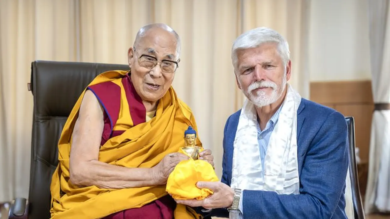 Presiden Ceko Petr Pavel dan Dalai Lama saat pertemuan keduanya di Leh, Ladakh, India, pada 27 Juli 2025.