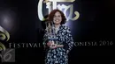 Produser Athirah, Mira Lesmana  memegang Piala Citra Film Terbaik pada Festival Film Indonesia (FFI) 2016 di Taman Ismail Marzuki, Jakarta, Minggu (6/11). Film Athirah menjadi film terbaik pada FFI 2016. (Liputan6.com/Gempur M Surya)
