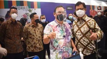 Menteri Kesehatan, Budi Gunadi Sadikin dan warga acungkan ibu jari ketika vaksinasi untuk Lansia di Lippo Mall Puri, Jakarta, Selasa (9/3/2021). Lippo Malls, Siloam Hospitals Group dan Kemenkes gelar vaksin lansia dengan merealisasikan target nasional 1 juta vaksinasi per hari. (Liputan6.com/Pool)