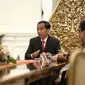 Presiden Joko Widodo berbincang dengan delegasi ADB ‎di Jakarta, Jumat (12/2). Pembiayaan dari $740 juta per tahun pada periode 2010-2014, menjadi hingga $2 milliar per tahun, atau $10 milliar pada lima tahun ke depan. (Liputan6.com/Faizal Fanani)