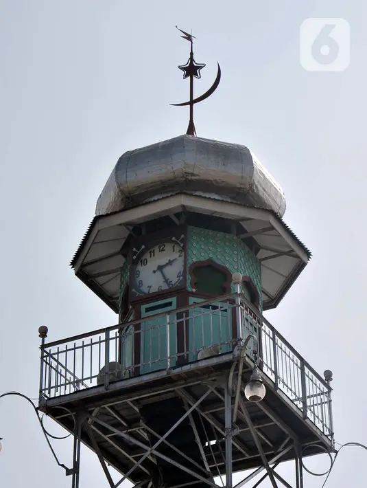 Menara jam Masjid Agung Demak di Bintoro, Demak, Jawa Tengah, pada akhir Maret 2022. Empat tiang utama dalam Masjid Agung Demak yang disebut Saka Tatal atau Saka Guru dibuat langsung oleh Walisongo. (merdeka.com/Iqbal S. Nugroho)