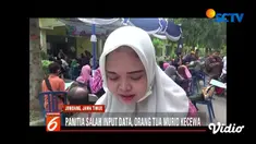 Di tengah keramaian itu sejumlah orangtua murid protes karena menilai panitia PPDB tidak siap menggelar PPDB Online.