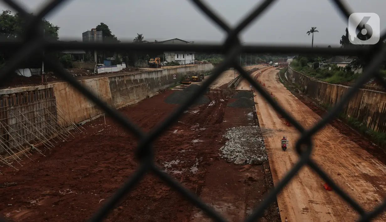 Suasana pembangunan jalan Tol Serpong-Cinere di Tangerang Selatan, Banten, (17/2/2021). Kementerian Pekerjaan Umum dan Perumahan Rakyat melalui Badan Pengatur Jalan Tol (BPJT) mengungkapkan progres konstruksi jalan Tol Serpong-Cinere tersebut sudah mencapai 92,81 persen. Liputan6.com/Johan Tallo)