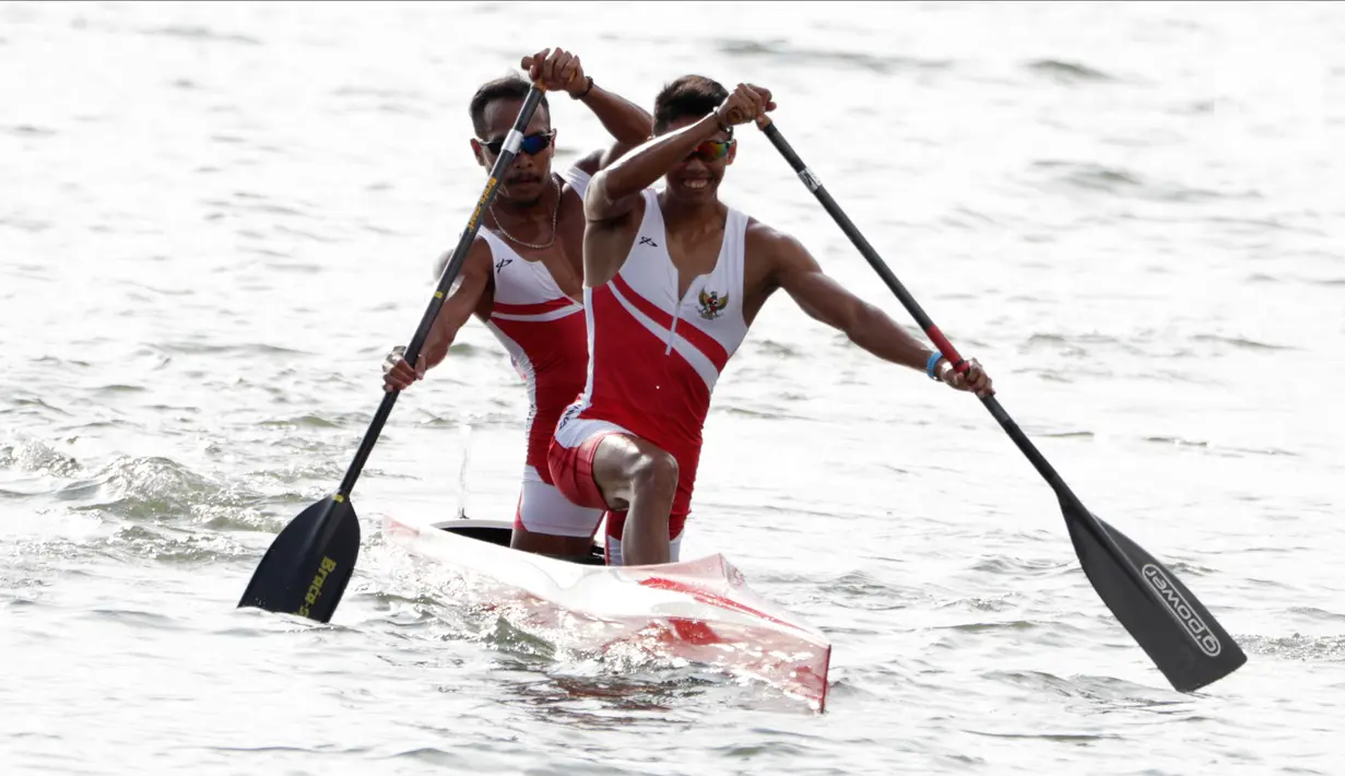 Pasangan Indonesia, Anwar Tara dan Yuda Firmansyah, saat beraksi pada SEA Games 2019 cabang kano nomor 1000 meter putra di Subic, Filipina, Jumat (6/12/2019). Pasangan Indonesia berhasil meraih medali emas. (Bola.com/M iqbal Ichsan)
