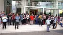 Pengunjung dan karyawan berhamburan keluar setelah terjadinya gempa di pusat perbelanjaan Senayan City, Jakarta, Selasa (23/1).  Mereka panik dan  berlari ke luar gedung untuk menghindari hal-hal yang tidak diinginkan. (Liputan6.com/Fery Pradolo)
