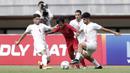 Gelandang Timnas Indonesia U-19, Mochamad Supriyadi, berebut bola dengan pemain Timnas Iran U-19 pada laga uji coba di Stadion Patriot Chandrabhaga, Bekasi, Sabtu (7/9). Indonesia kalah 2-4 atas Iran. (Bola.com/Yoppy Renato)