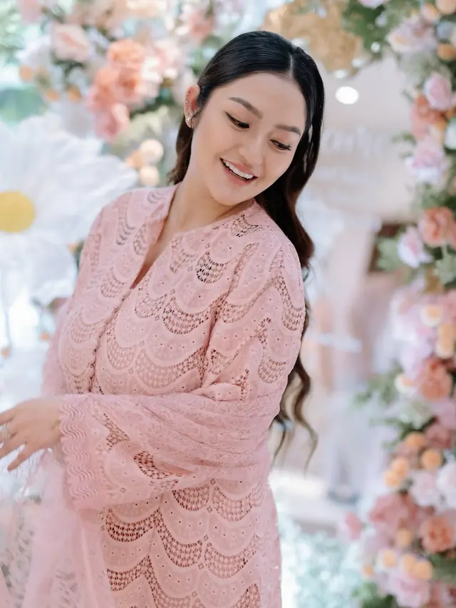 7 Inspirasi Gamis Artis di Akikah Anak 2025, Aaliyah Massaid hingga Nikita Willy