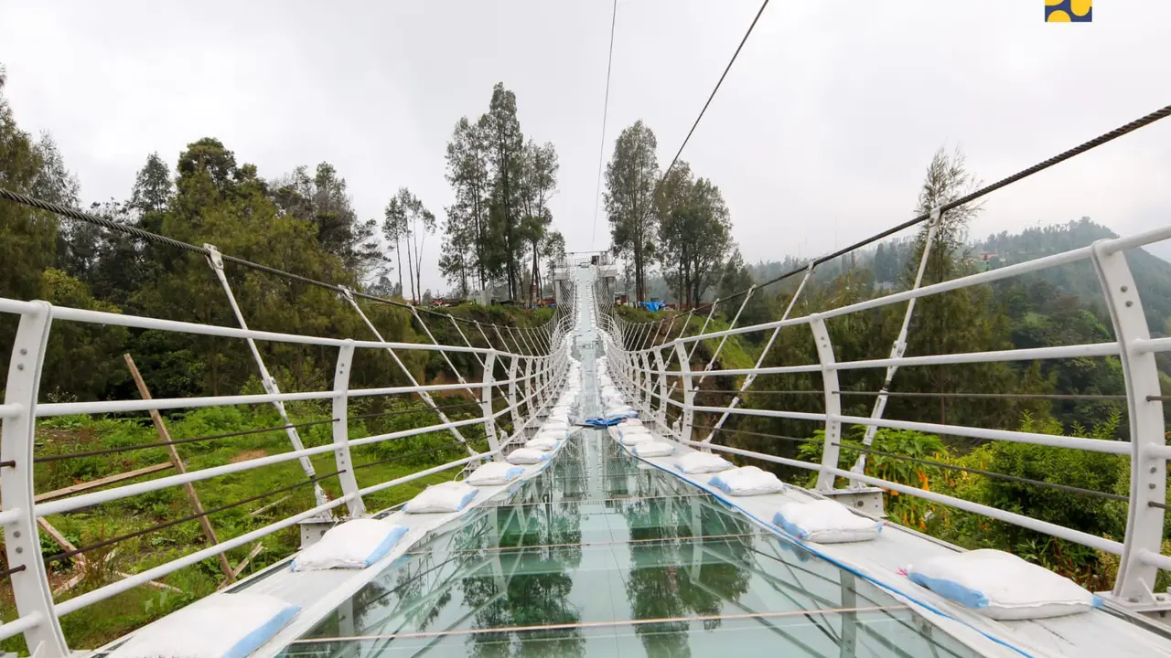 Jembatan Kaca Seruni Point di Kawasan Strategis Pariwisata Nasional (KSPN) Bromo-Tengger-Semeru, Jawa Timur. (Dok. Kementerian PUPR)