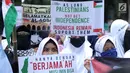 Massa membentangkan tulisan saat berunjuk rasa di depan Kedubes AS Jalan Medan Merdeka Selatan, Jakarta, Selasa (3/4). Aksi ini dukungan moral kepada rakyat Palestina yang ingin pulang ke tanah kelahiran. (Liputan6.com/Helmi Fithriansyah)