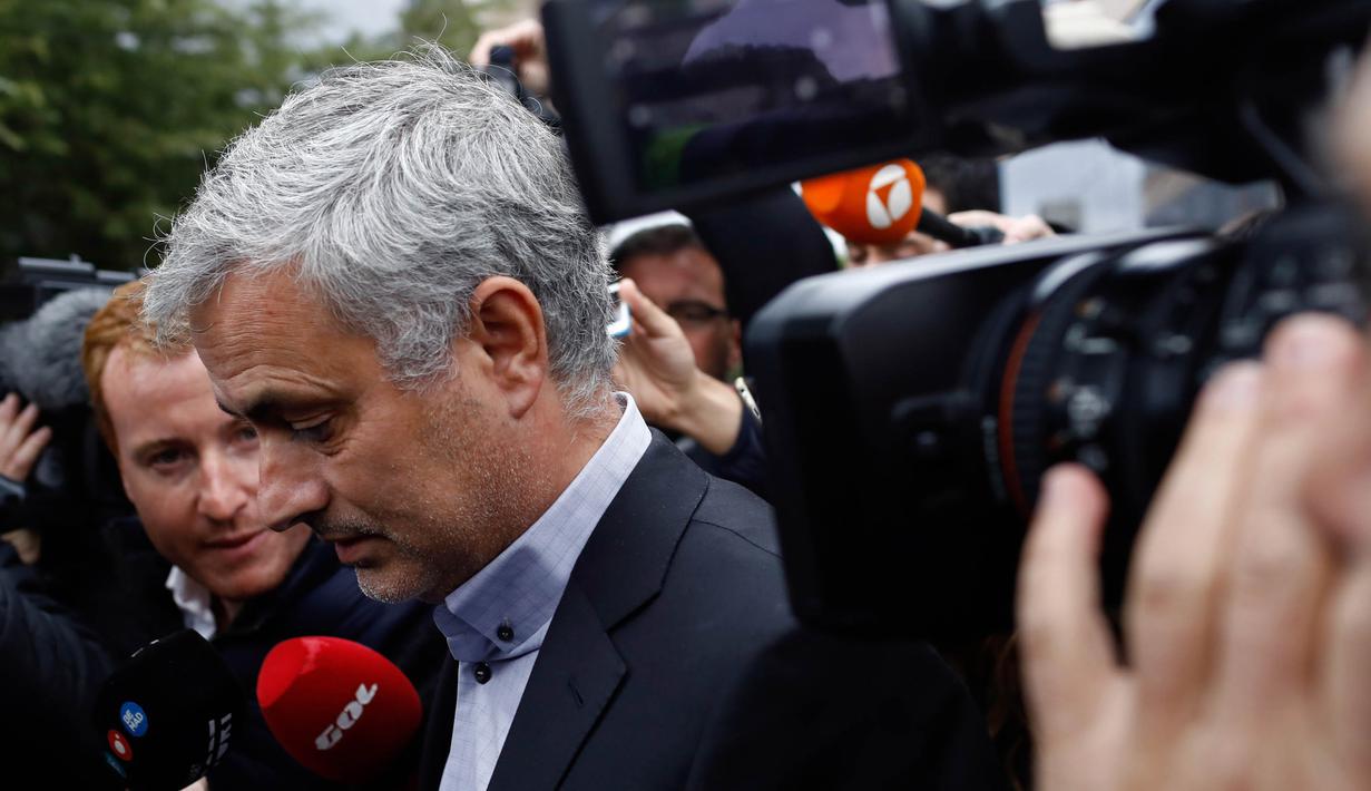 Manajer Manchester United, Jose Mourinho, usai menjalani sidang di Gedung Pengadilan Madrid, Jumat (3/11/2017). Pria asal Portugal itu menjalani sidang terkait dugaan penggelapan pajak saat masih melatih Real Madrid. (AFP/Oscar Del Pozo)