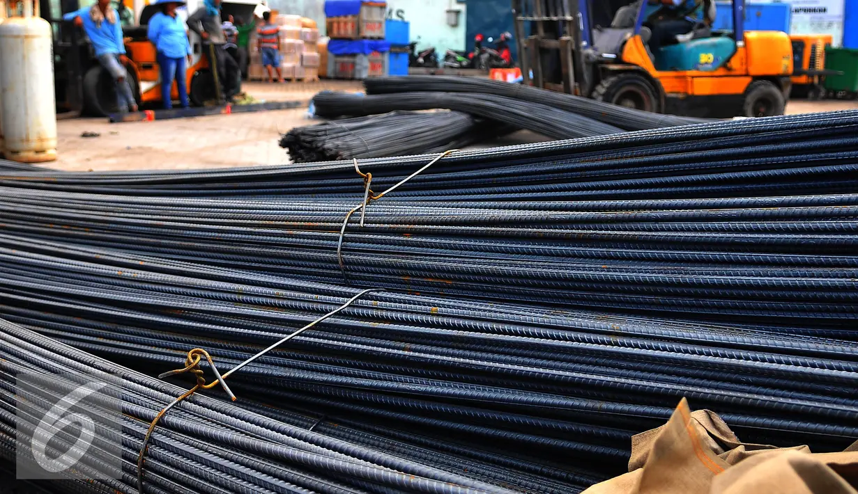 Tumpukan baja dikumpulkan untuk di kirim melalui Pelabuhan Sunda Kelapa, Jakarta, Kamis (15/12). Di Indonesia peluang pengembangan industri dan konstruksi baja nasional masih terbuka lebar. (Liputan6.com/Angga Yuniar)