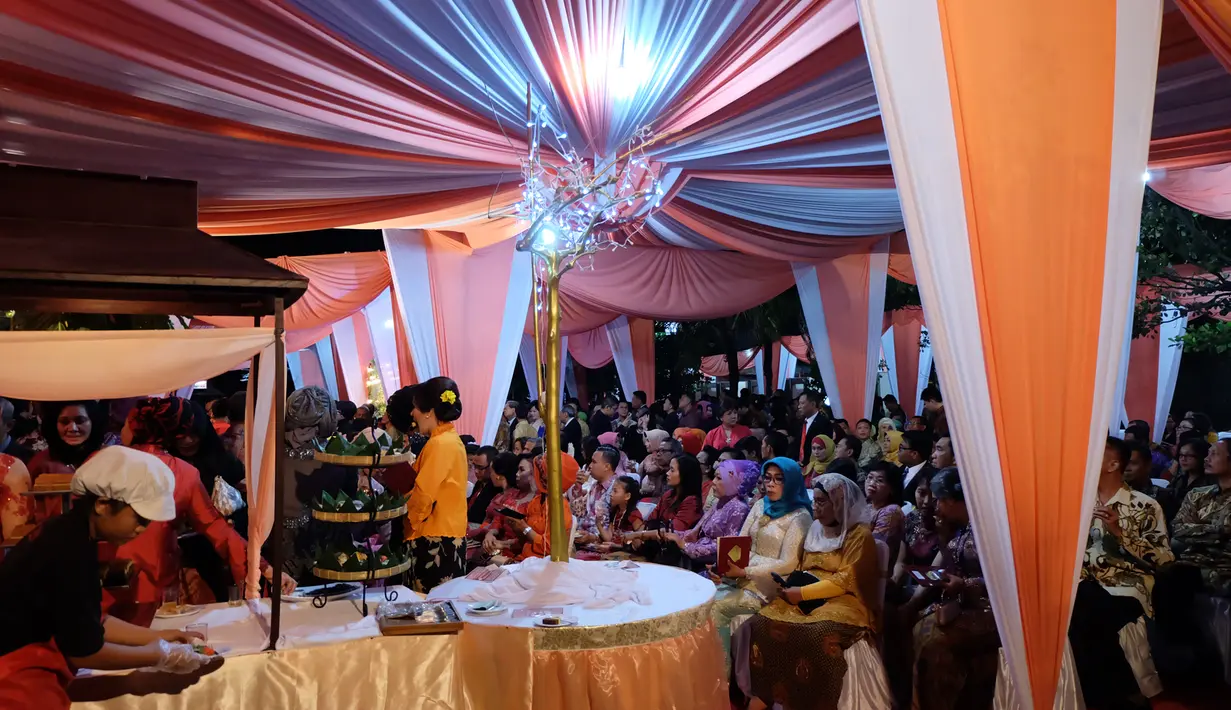 Para tamu undangan di pernikahan Gibran Rakabuming dan Selvi Ananda. (Bintang.com)