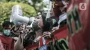 Massa pekerja seni dan hiburan malam berunjuk rasa di depan Gedung DPRD DKI Jakarta, Senin (5/10/2020). Dalam aksinya, massa menuntut Pemprov DKI Jakarta mencabut aturan PSBB dan membuka kembali tempat hiburan malam karena dinilai sangat menyulitkan ekonomi mereka. (merdeka.com/Iqbal S. Nugroho)