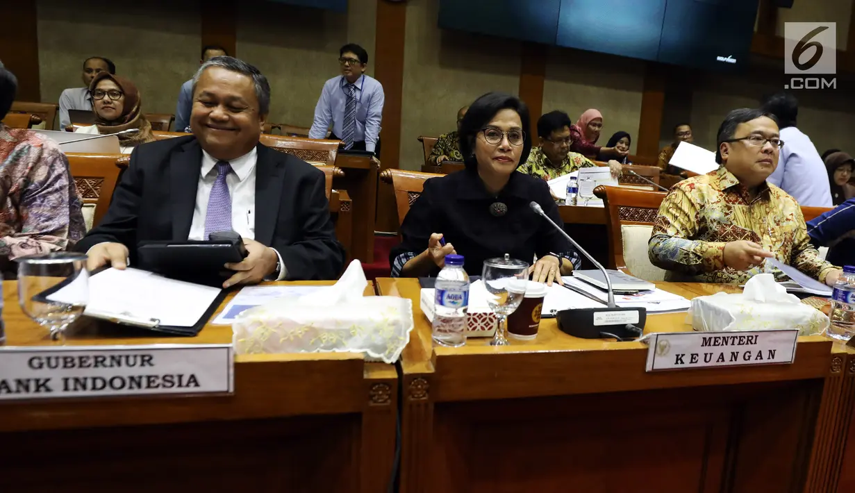 Menkeu Sri Mulyani (tengah) didampingi Menteri PPN/Kepala Bappenas Bambang Brodjonegoro (kanan), dan Gubernur BI Perry Warjiyo (kiri) mengikuti rapat kerja bersama Komisi XI, di Kompleks Parlemen, Senayan, Jakarta, Rabu (16/1). ( Liputan6.com/JohanTallo)